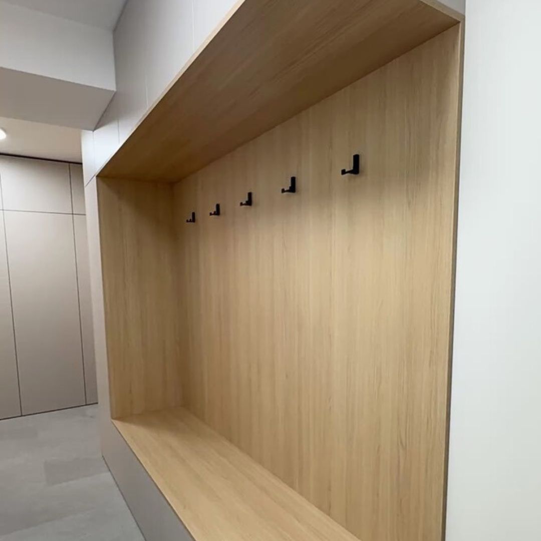 Detail modernej predsiene v prírodnom drevenom prevedení. 